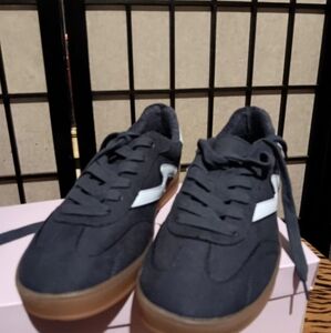 Madden GIrl NWT SIIA Navy Blue Sneakers